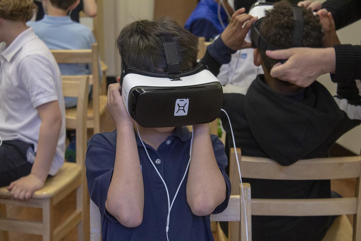 学生戴着VR头显观看沉浸式电影.